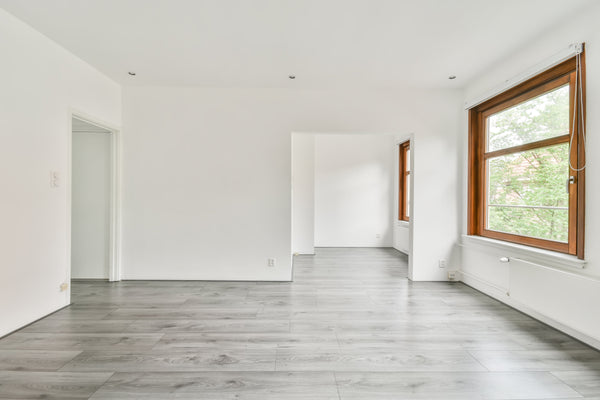 What colour walls go best with grey flooring?